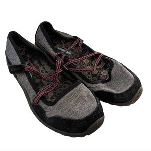 Skechers Women's Gray and Black Sneakers with Pink Details